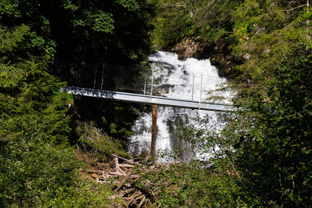 从奥地利 Schladming 附近的 Riesachsee 湖 Riesach 瀑布, 穿过地狱峡谷峡谷的高山小道上的行人天桥