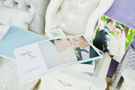 白色和蓝色的 paspartu 婚礼照相簿和专辑