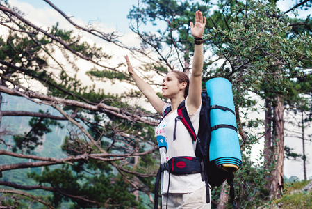 白种人的徒步旅行者女人上跋涉在山与背包生活健康积极的生活方式。对自然景观的徒步旅行者女孩徒步在克里米亚半岛