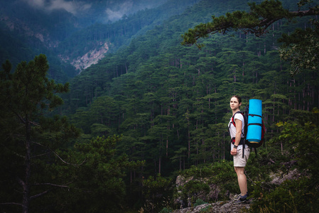 夏日女孩徒步探索美丽山峰