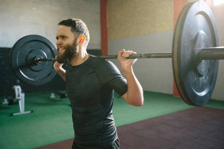 在 crossfit 健身房锻炼胡子的运动员