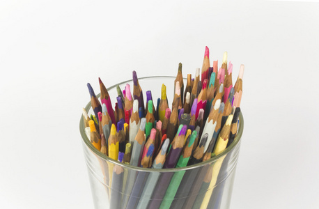 使用的彩色铅笔在玻璃