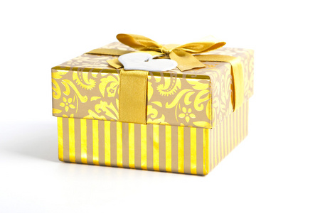 在白色背景的金丝带金色礼品盒图片
