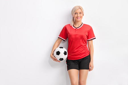 红色的球衣的女子足球球员图片
