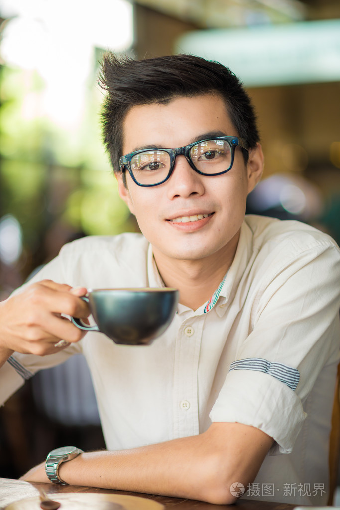 男人喝咖啡和控股杯照片-正版商用图片0estoj-摄图新视界