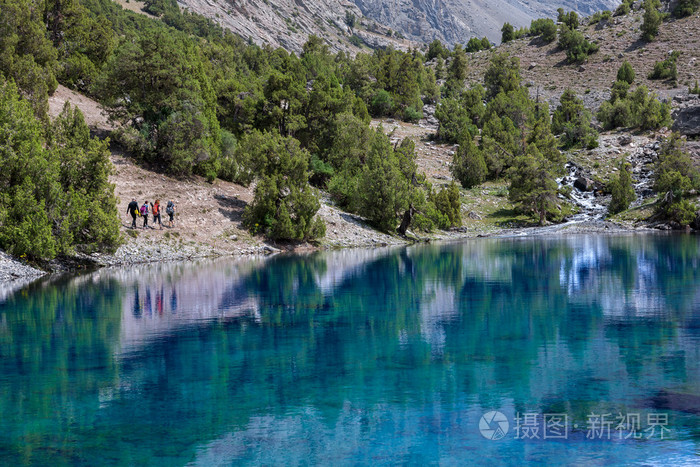 在亚洲的蓝色湖泊和森林地形
