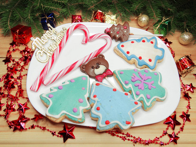 圣诞饼干姜饼和装饰上木制背景