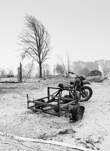 烧毁村庄里烧毁的摩托车
