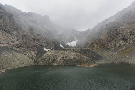 高山湖泊。秋季阿尔泰景观