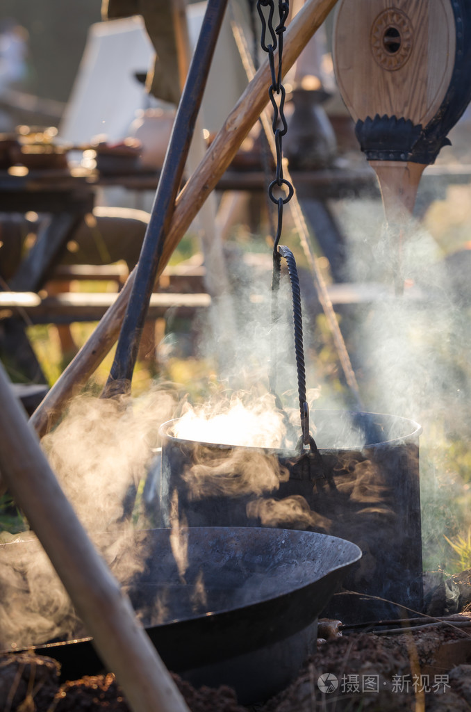 热气腾腾的锅中的食物在火上加热