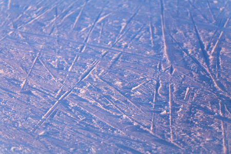 晴天雪纹上的滑雪痕迹