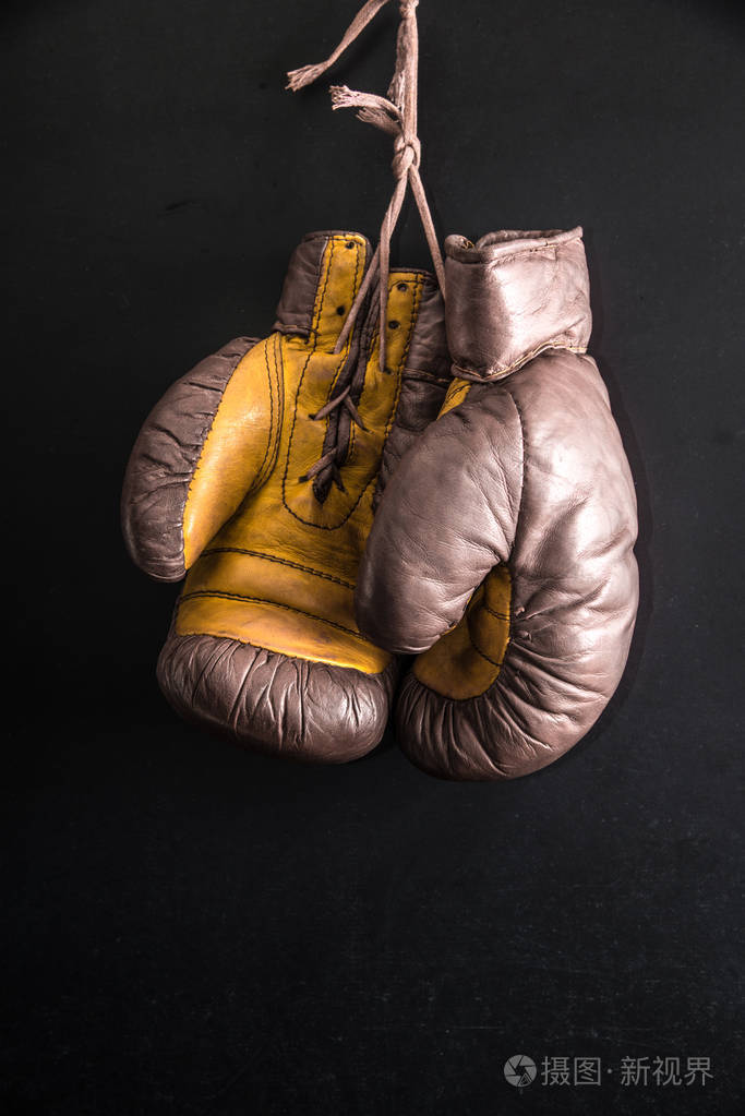 深色背景拳击手套