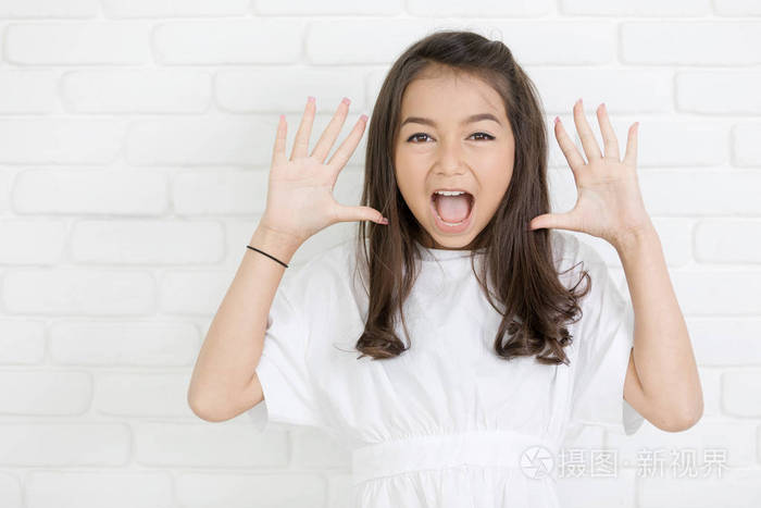 爆头的神奇女孩张大嘴巴看看相机的肖像