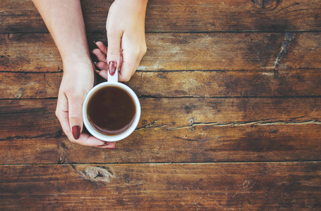 在男人和女人手中的茶杯。选择性焦点