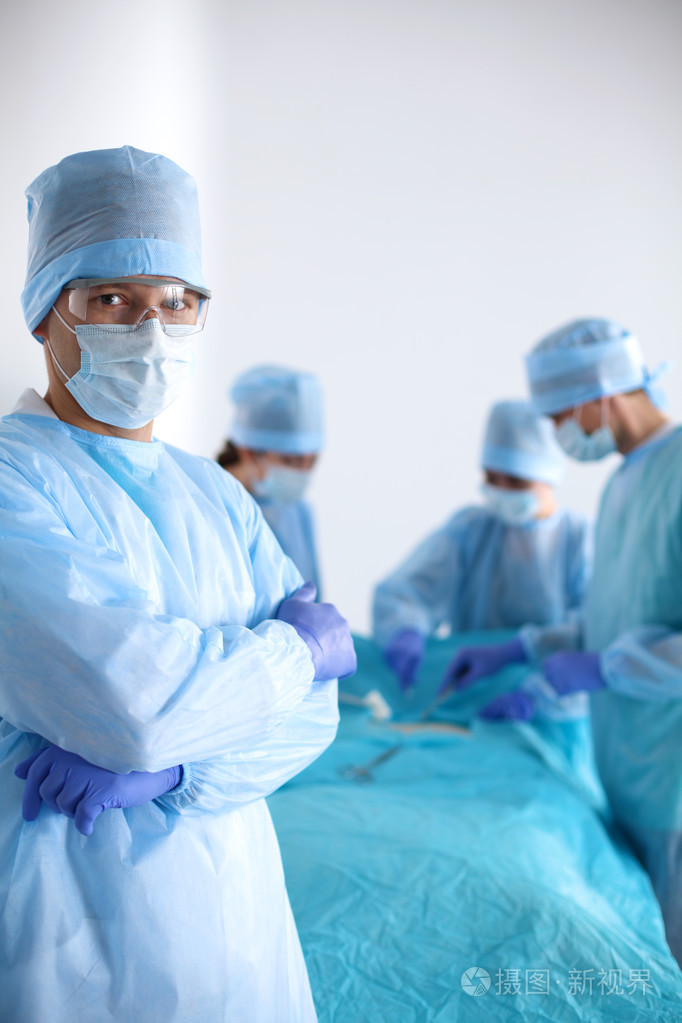 一组外科医生在手术室里上班照片