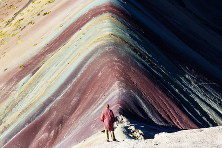 徒步旅行 Vinicunca 库斯科地区 秘鲁的场景。蒙大拿州德谢泰格著作，彩虹山