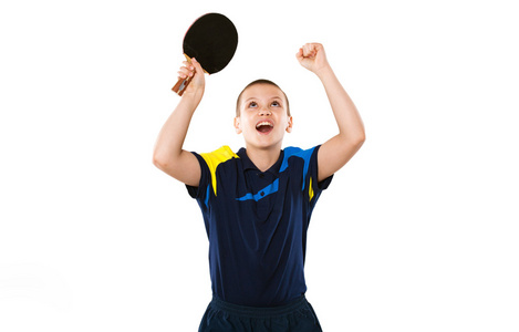 小男孩庆祝乒乓球孤立的完美胜利