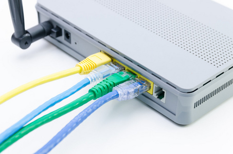 网络电缆连接到 wifi 路由器上白色的特写