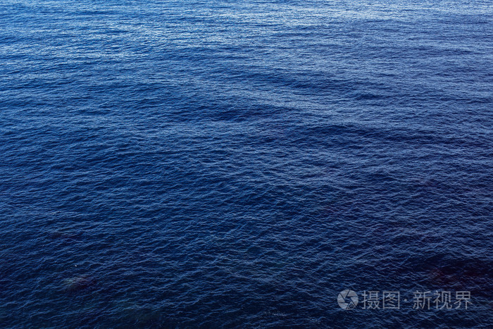 深蓝色平静的大海俯瞰视野