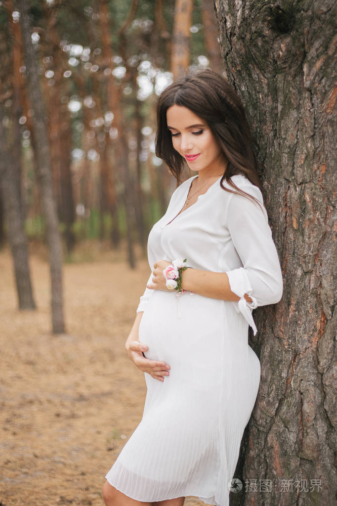 美丽的怀孕女孩在公园