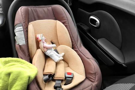 与可爱的玩具，在汽车儿童安全座椅