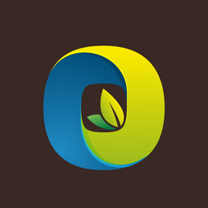 o 字母徽标与绿色的树叶照片