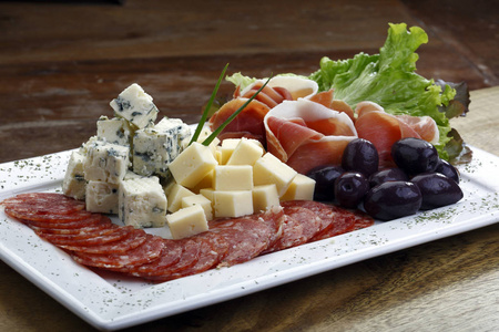 各种美味可口的小吃摆在桌上.