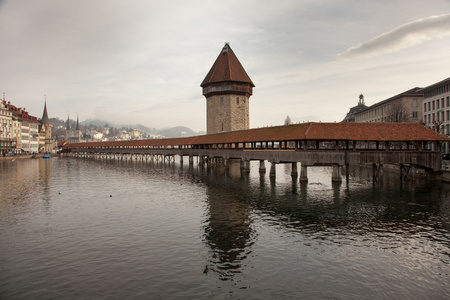 教堂桥梁在 Luzern 卢塞恩, 瑞士