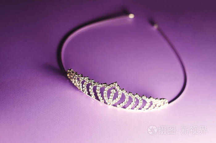 王冠与钻石皇家皇后紫色背景