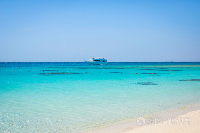 美丽的大海和白色的沙滩