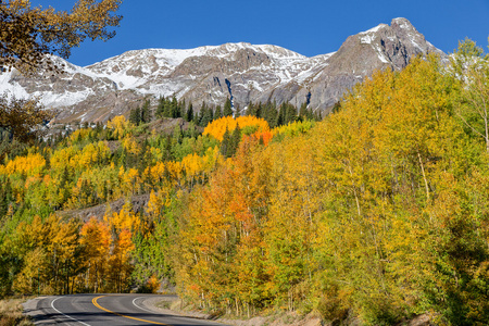 科罗拉多州山区公路在秋天