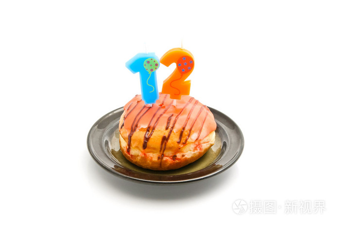 甜甜圈与十二年生日蜡烛