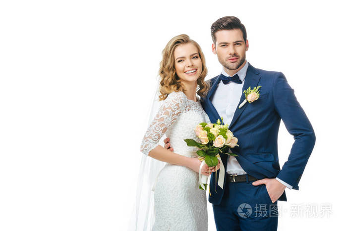婚礼束和新郎的微笑新娘肖像在白色隔离