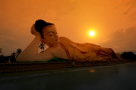 在夕阳的卧佛。勃固 缅甸