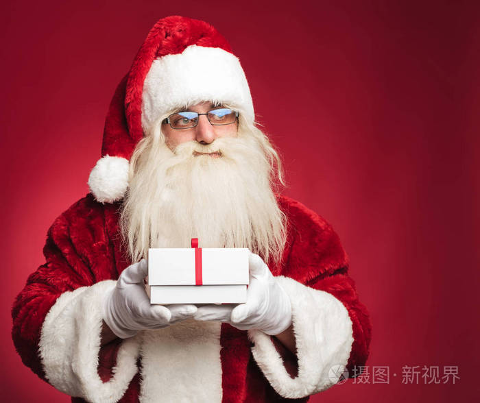 圣诞老人手持礼品盒的侧面图