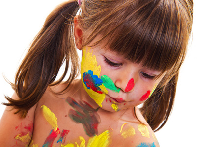 小女孩用画笔和多彩涂料油漆