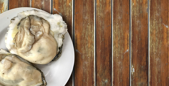 在木桌上的牡蛎