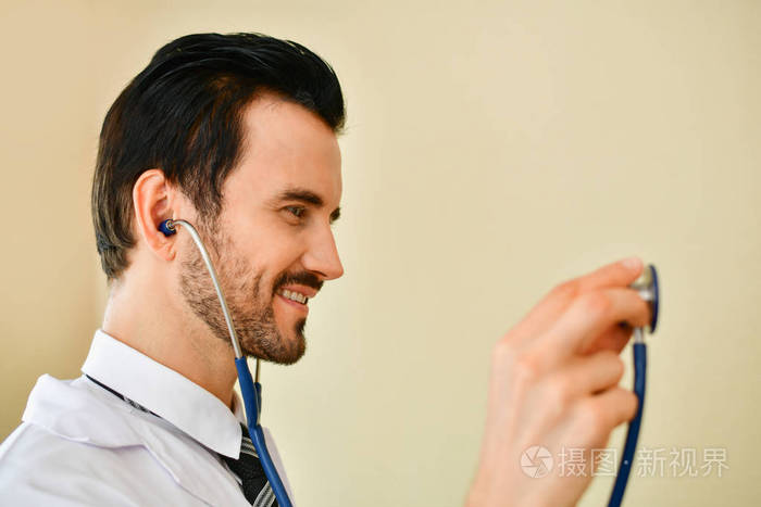 微笑的医生在办公室摆姿势, 他戴着听诊器