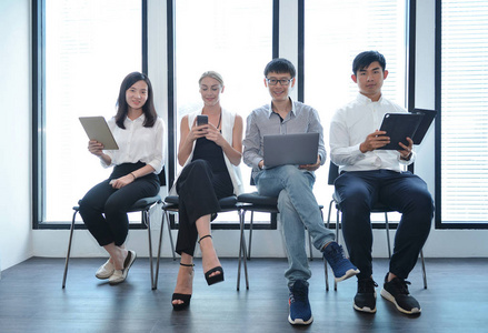 国际商务人员的团队合作图片