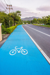 自行车符号车道的道路上