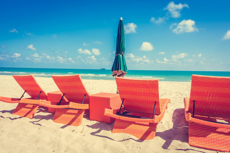遮阳伞和沙滩上的椅子