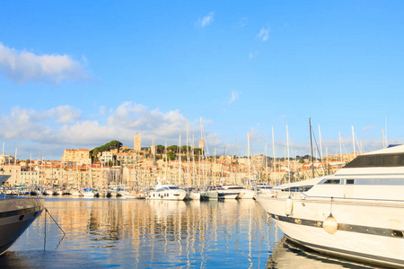 港口和码头在法国戛纳，法国里维埃拉。豪华游艇