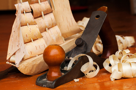 木制船玩具车间木匠用刨，芯片，桦木树皮，自制