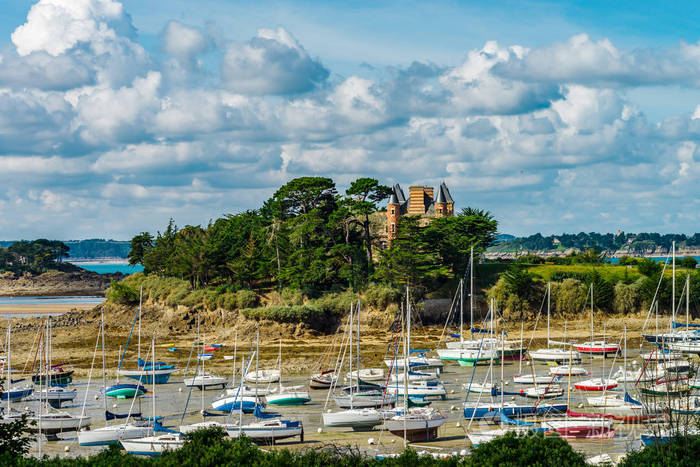 许多小船和游艇在圣马洛港布列塔尼