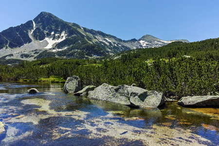 Banski 湖，皮林山，保加利亚与 Sivrya 高峰景观