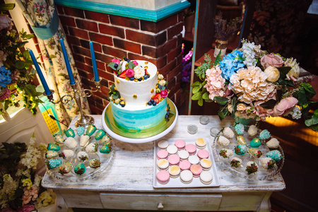 婚礼蛋糕。糖果酒吧花瓶 蛋白杏仁饼干，蛋糕，香草兰装饰，桌上的棉花糖手工糖果。顶视图