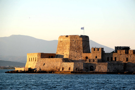 Bourtzi 水城堡是一个小岛与堡垒在奥林匹亚在希腊的海岸