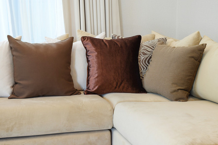 坚固的褐色花呢张沙发，灰色图案枕头