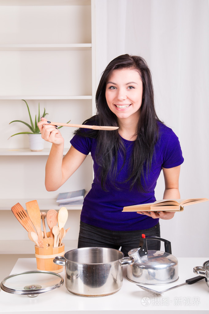 女孩在学习烹饪的厨房