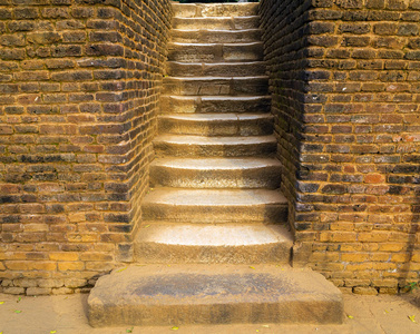 锡吉里亚或 Sinhagiri 的砖楼梯是一座古老的岩石 fortr